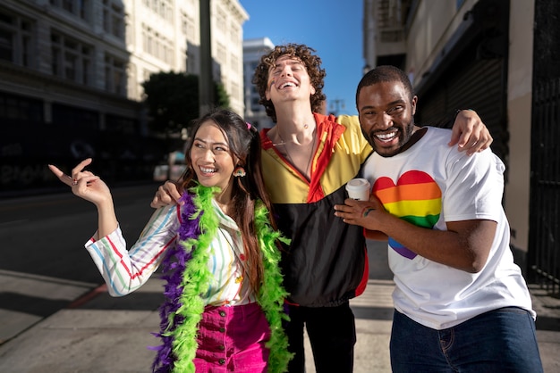 Jóvenes celebrando el mes del orgullo