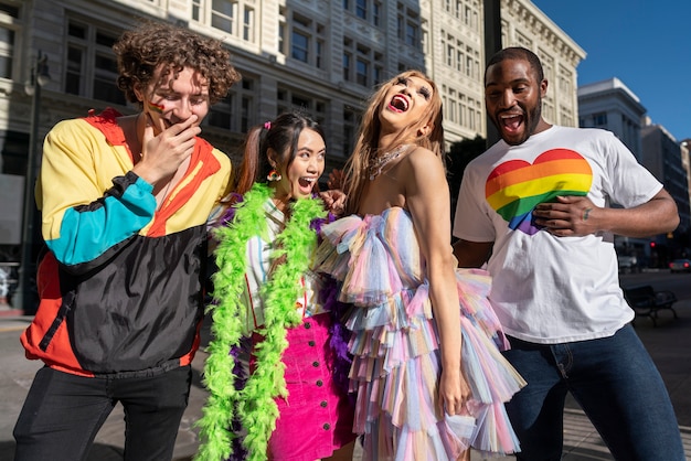 Foto gratuita jóvenes celebrando el mes del orgullo