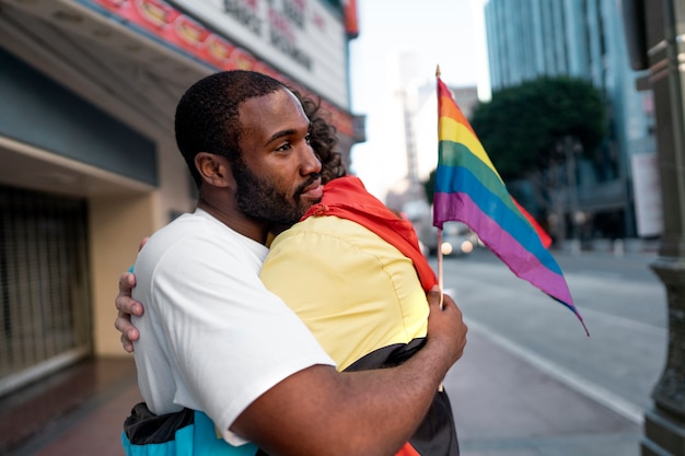 Foto gratuita jóvenes celebrando el mes del orgullo