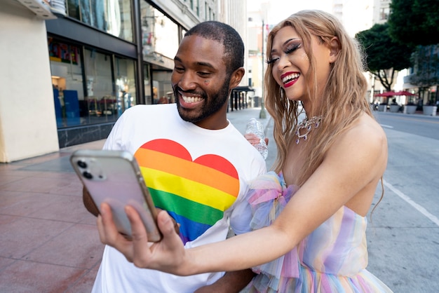 Foto gratuita jóvenes celebrando el mes del orgullo