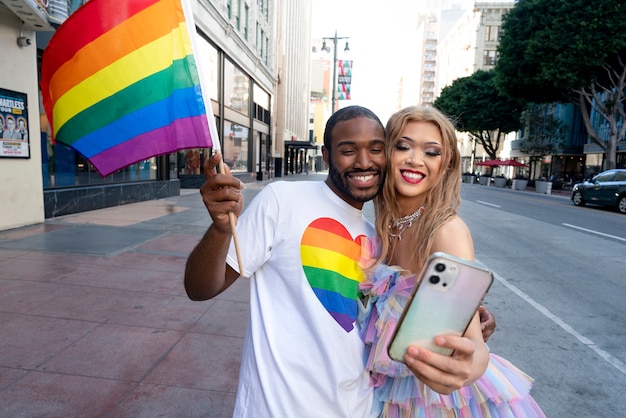 Foto gratuita jóvenes celebrando el mes del orgullo