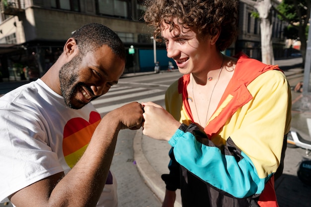 Foto gratuita jóvenes celebrando el mes del orgullo