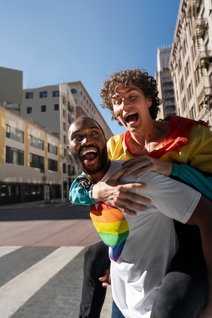 Foto gratuita jóvenes celebrando el mes del orgullo