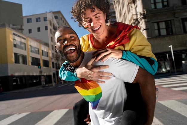 Foto gratuita jóvenes celebrando el mes del orgullo