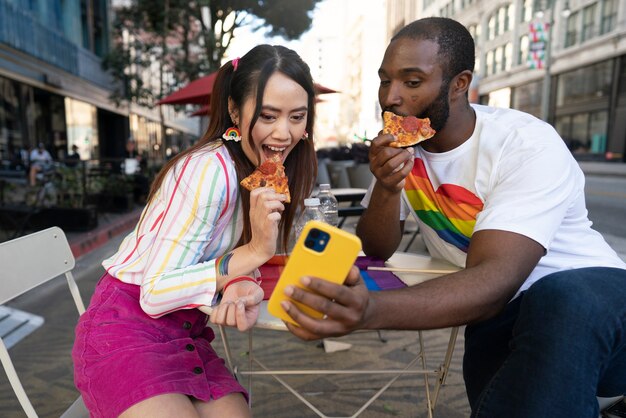 Jóvenes celebrando el mes del orgullo