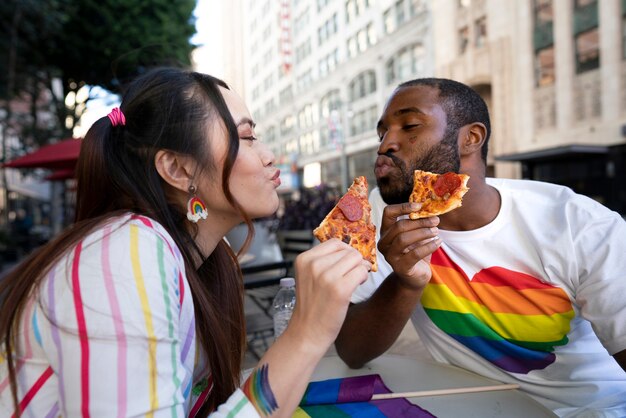 Jóvenes celebrando el mes del orgullo