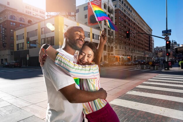 Jóvenes celebrando el mes del orgullo