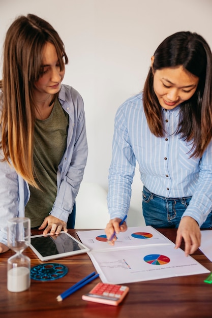 Jóvenes chicas diversas haciendo proyecto