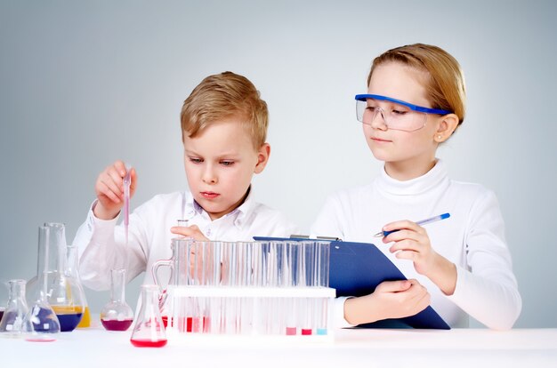 Jóvenes científicos haciendo investigaciones en el laboratorio