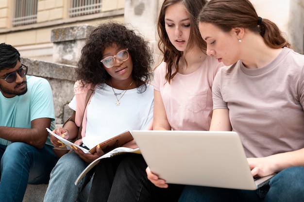 Jóvenes colegas que estudian juntos para un examen universitario