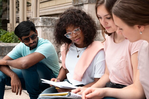 Jóvenes colegas que estudian juntos para un examen universitario