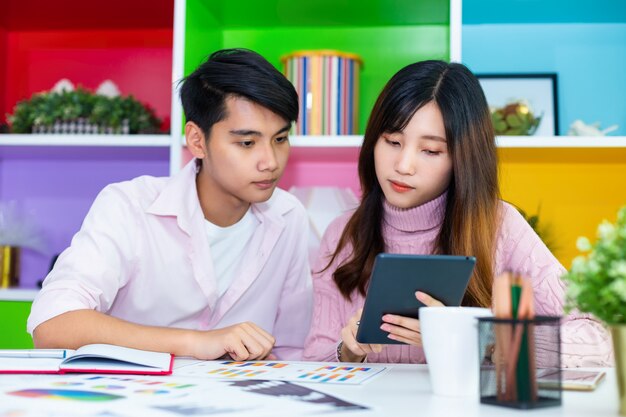 Jóvenes colegas que trabajan juntos en la oficina moderna