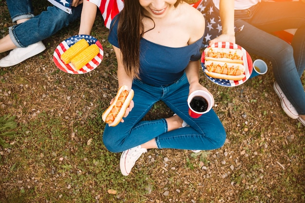 Jóvenes con comida callejera