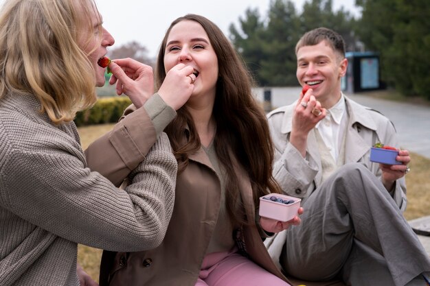 Jóvenes comiendo bayas en la calle