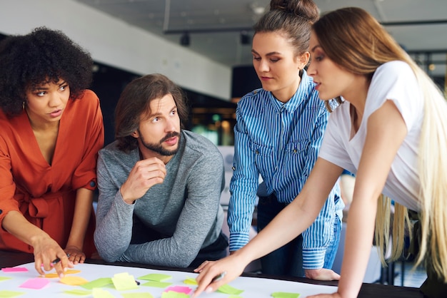 Jóvenes compañeros de trabajo compartiendo conceptos juntos