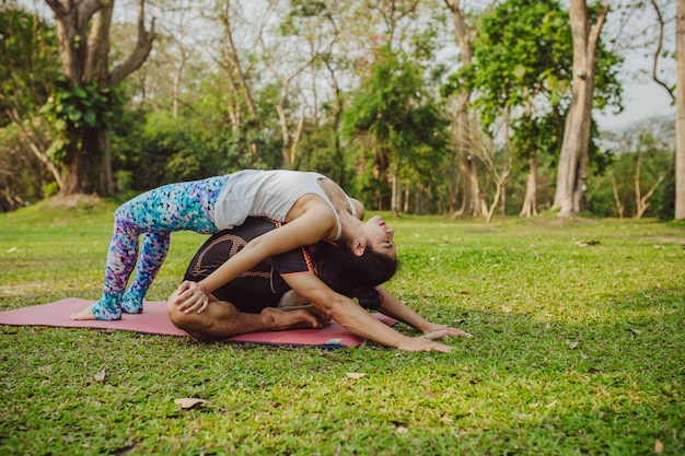 Jóvenes compañeros de yoga entrenando