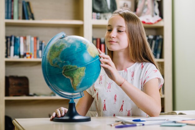 Jóvenes concentrados aprendiendo geografía