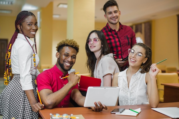 Jóvenes confiados estudiando y posando