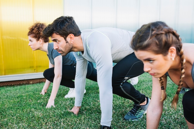 Foto gratuita jóvenes confiados preparados para correr