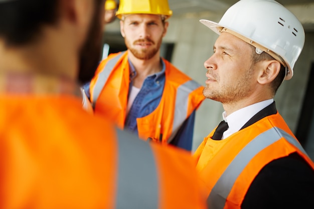 Foto gratuita jóvenes constructores