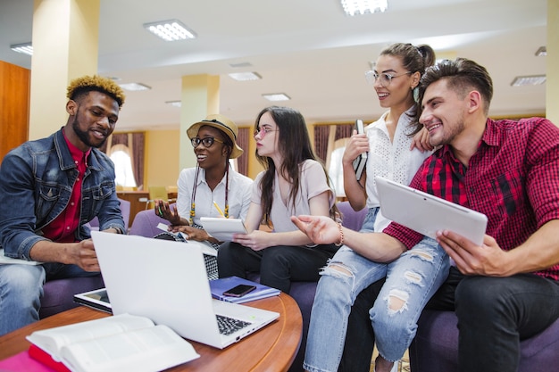 Jóvenes coworking con ordenador portátil