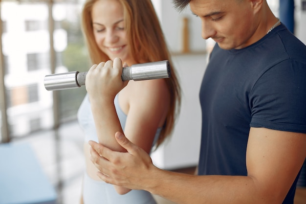 Jóvenes deportistas entrenando en un gimnasio matutino