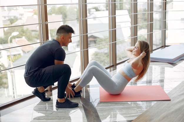 Jóvenes deportistas entrenando en un gimnasio matutino