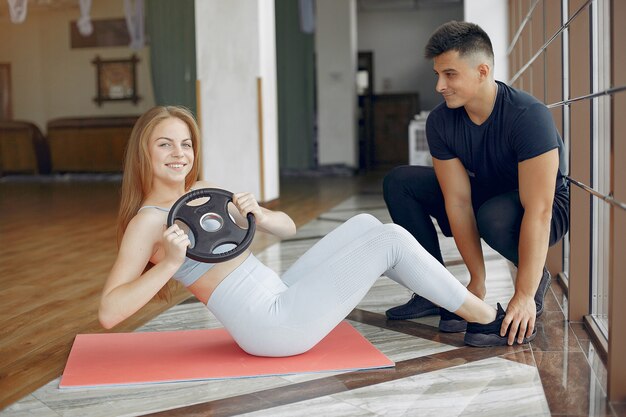 Jóvenes deportistas entrenando en un gimnasio matutino