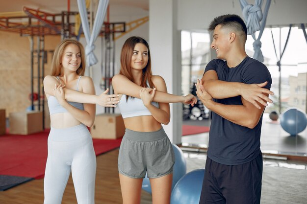 Jóvenes deportistas entrenando en un gimnasio matutino