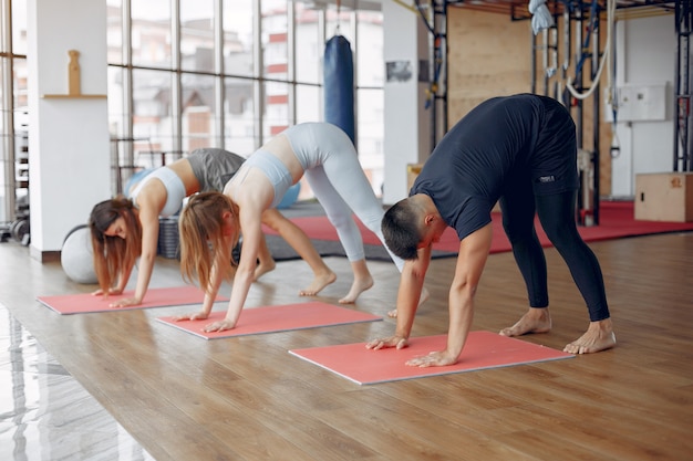 Jóvenes deportistas entrenando en un gimnasio matutino