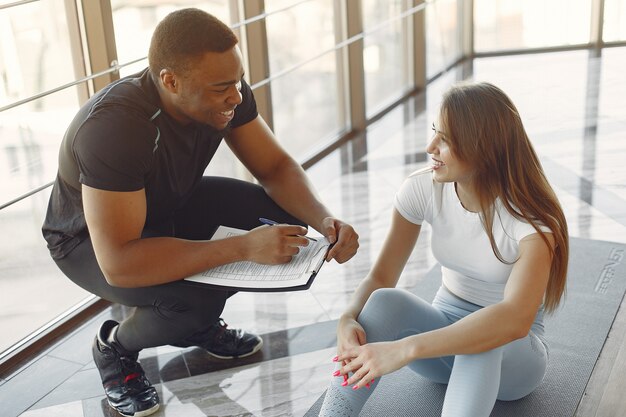 Jóvenes deportistas entrenando en un gimnasio matutino