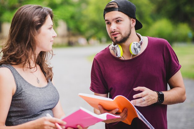 Jóvenes discutiendo la tarea en el parque