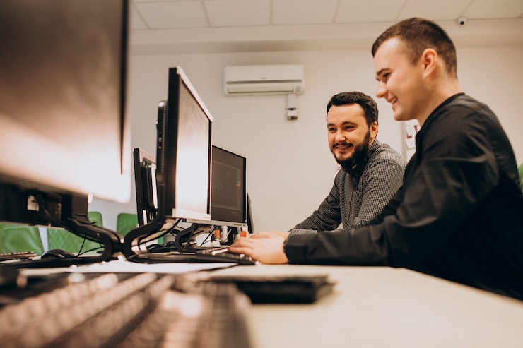Foto gratuito jóvenes diseñadores web trabajando en una computadora