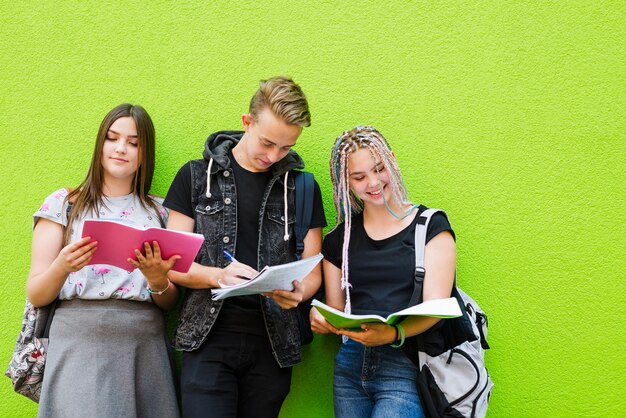 Jóvenes disfrutando de estudios