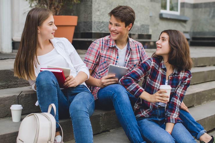 Foto gratuito jóvenes disfrutando del tiempo juntos