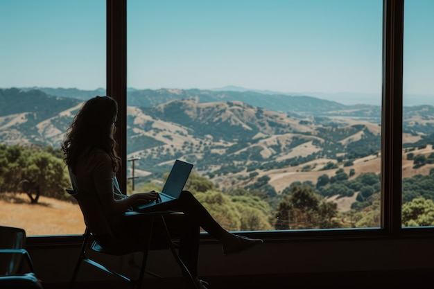 Foto gratuita jóvenes diversos siendo nómadas digitales y trabajando remotamente desde lugares de ensueño