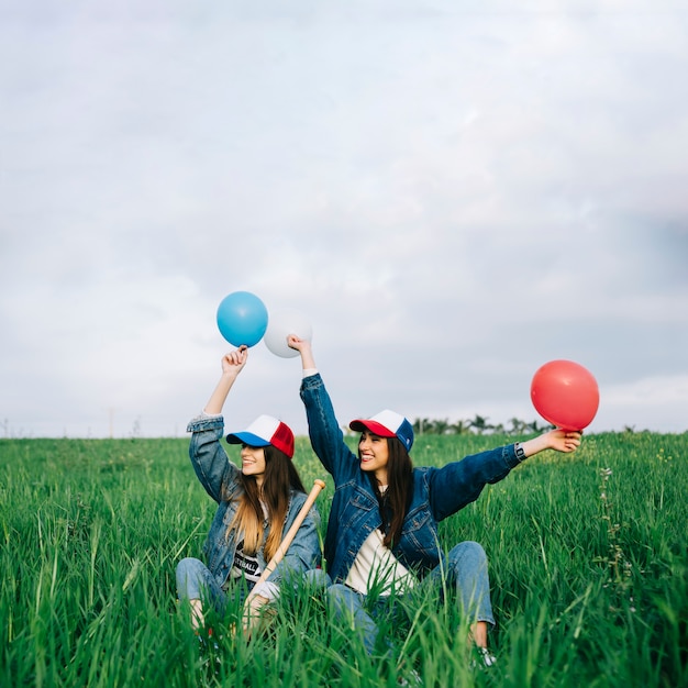 Jóvenes divirtiéndose en el campo de verano con bolas de diferentes colores