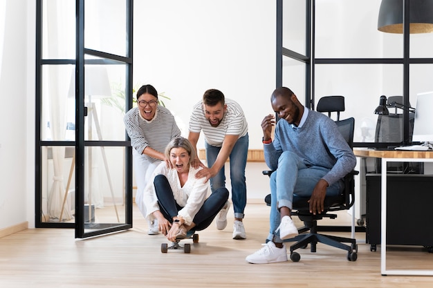 Jóvenes divirtiéndose en el descanso del trabajo