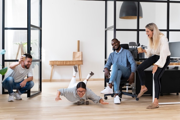 Jóvenes divirtiéndose en el descanso del trabajo