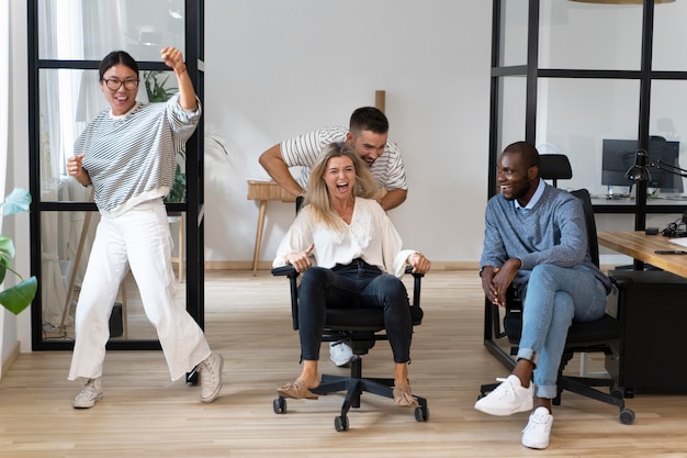 Jóvenes divirtiéndose en el descanso del trabajo