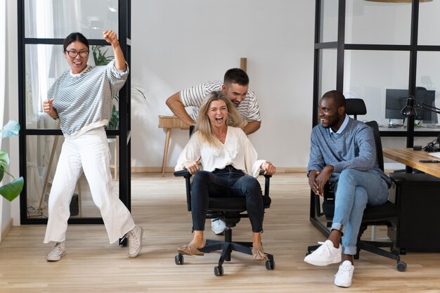 Jóvenes divirtiéndose en el descanso del trabajo