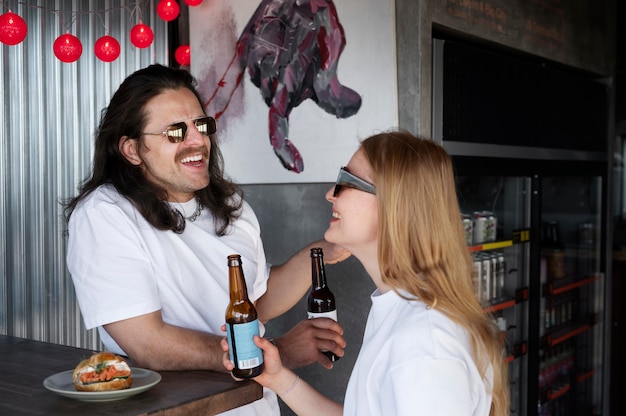 Foto gratuita jóvenes divirtiéndose en la fiesta blanca