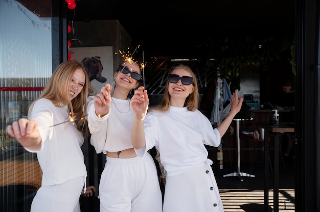 Jóvenes divirtiéndose en la fiesta blanca