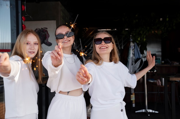 Jóvenes divirtiéndose en la fiesta blanca