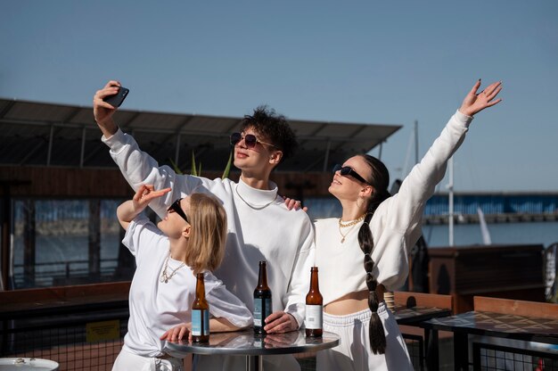 Jóvenes divirtiéndose en la fiesta blanca