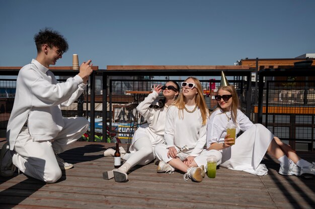 Jóvenes divirtiéndose en la fiesta blanca