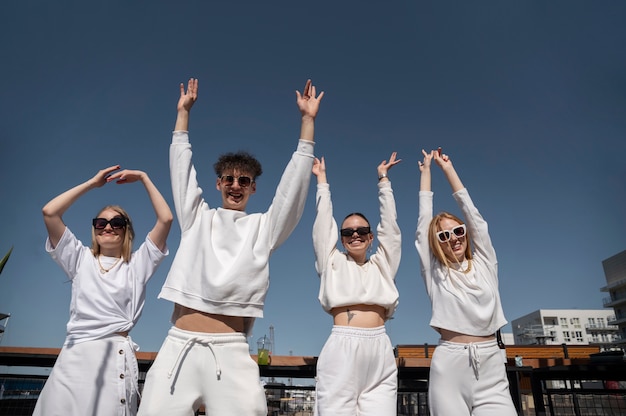 Jóvenes divirtiéndose en la fiesta blanca