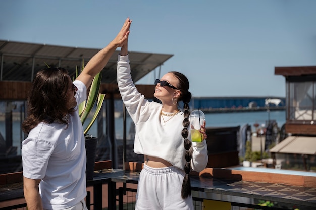 Jóvenes divirtiéndose en la fiesta blanca