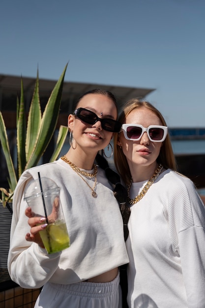 Foto gratuita jóvenes divirtiéndose en la fiesta blanca