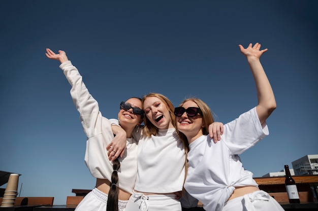 Jóvenes divirtiéndose en la fiesta blanca